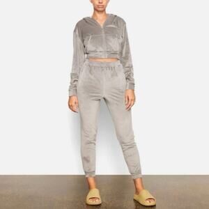 NWOT SKIMS Grey Velour Jogger Pants Women’s Size Small Plush Lounge Sweatpants